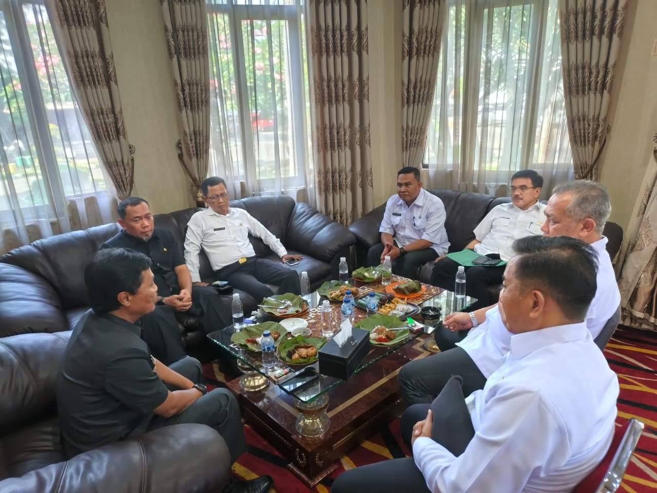 Plt. Kepala Dinas Pemuda dan Olahraga Kota Cirebon berkoordinasi dengan Walikota Cirebon dan Inspektorat Kota Cirebon mengenai Serah Terima Aset