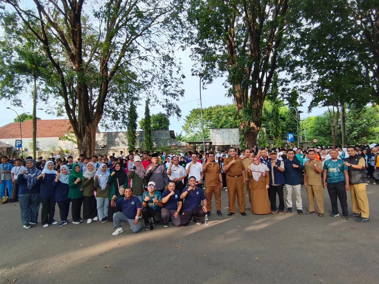 Kepala DISPORA Kota Cirebon menghadiri kegiatan kebersihan lingkungan di kawasan Bima Kota Cirebon oleh siswa-siswi SMKN dan SMAN Kota Cirebon