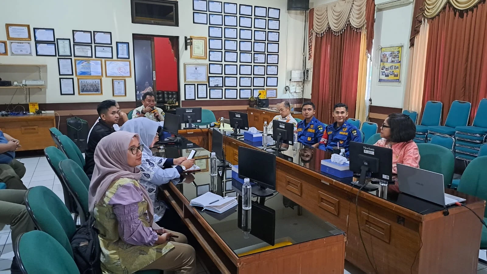 Kepala Sub Bagian Umum dan Kepegawaian DISPORA Kota Cirebon membahas dan mengawasi Persiapan Upacara Peringatan HUT ke-81 Republik Indonesia
