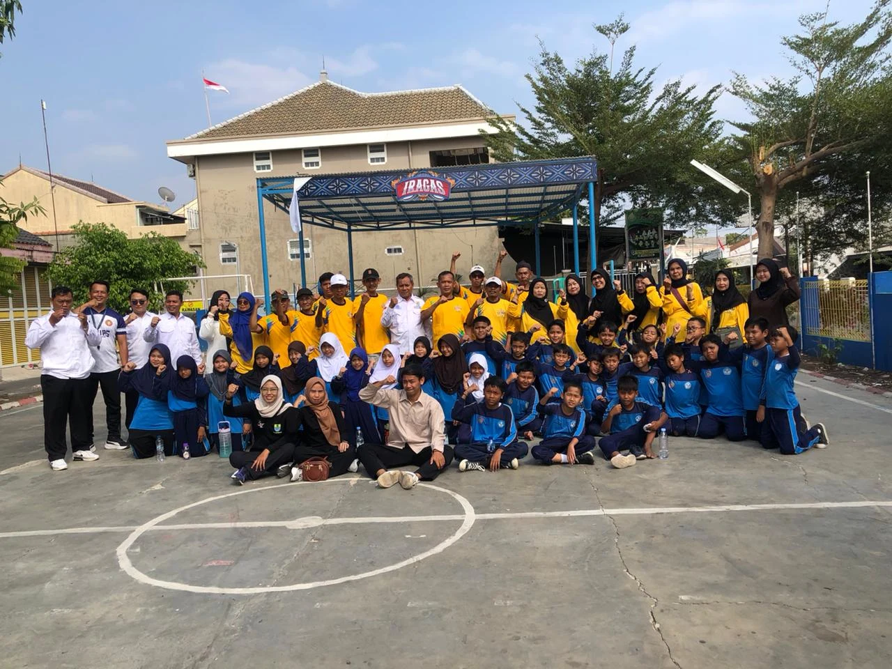 Bidang Keolahragaan DISPORA Kota Cirebon bersama DP3APPKB Kota Cirebon dan warga RW 15 Galunggung Asih, Kelurahan Kecapi, Kecamatan Harjamukti, memeriahkan kegiatan Senam Bersama P2WKSS