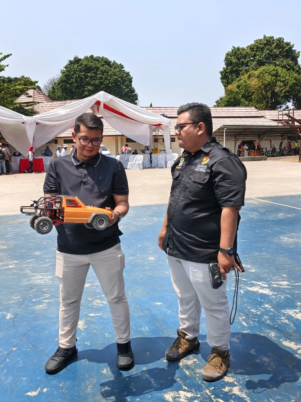 Kepala DISPORA Kota Cirebon mengunjungi peragaan Ronin Airsoft Cirebon dalam rangkaian kegiatan Pelantikan Pengurus KORMI Kota Cirebon