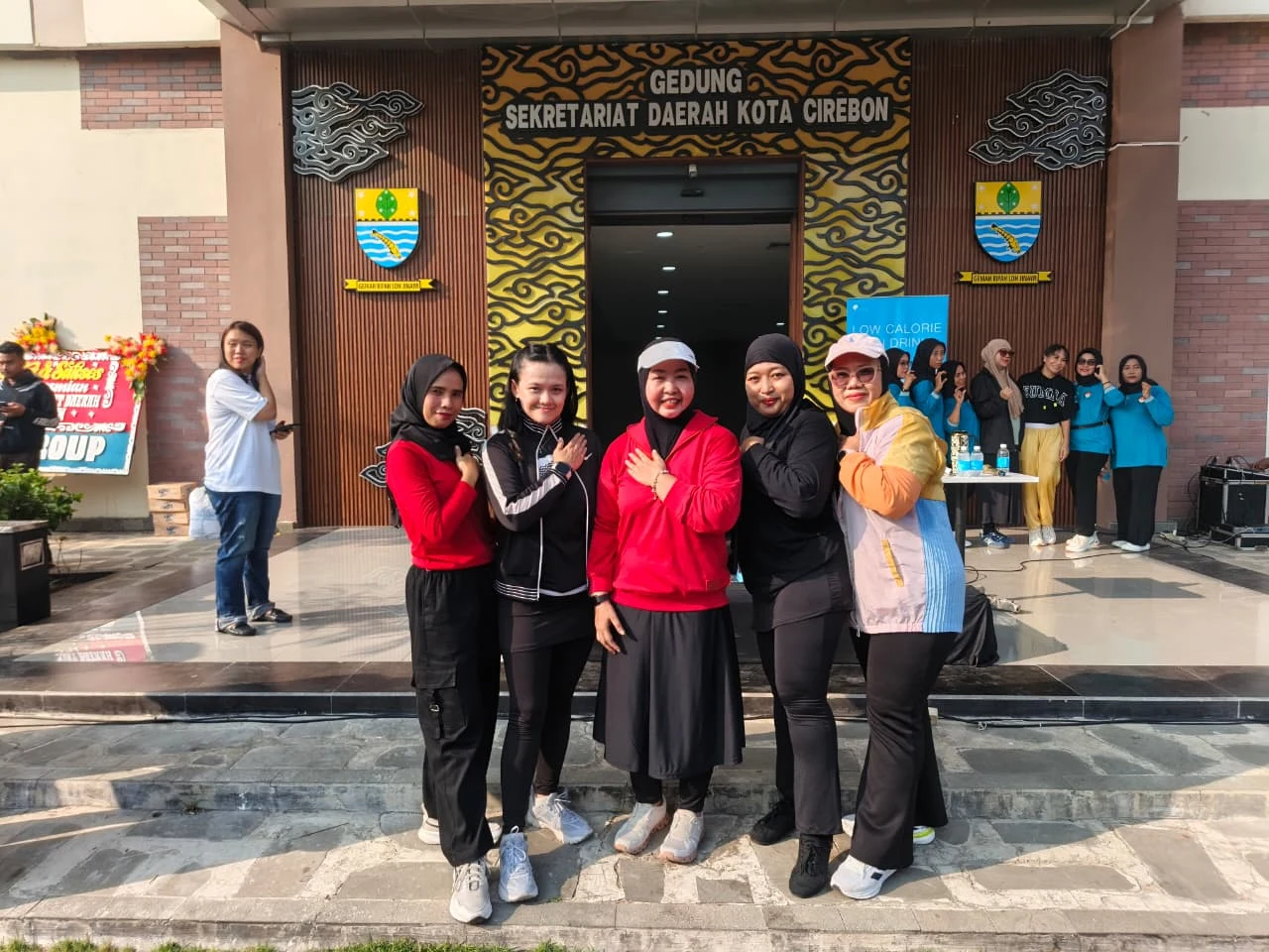 Perwakilan Dharma Wanita Persatuan (DWP) Dinas Pemuda dan Olahraga Kota Cirebon berpartisipasi dalam kegiatan Zumba Step Riana On The Move