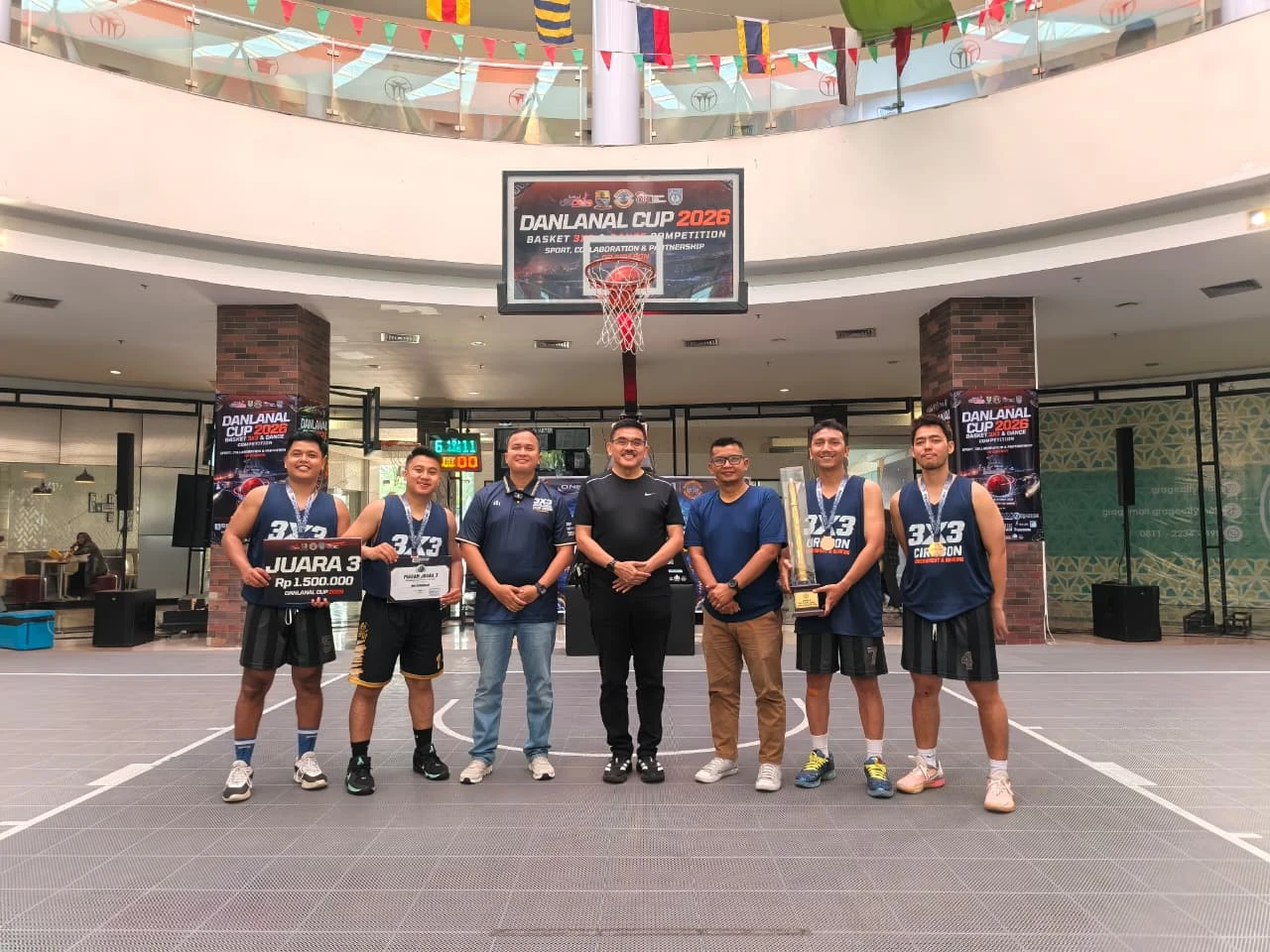 Penyerahan Trofi dan Medali DANLANAL Cup 2026 Basketball 3x3 dan Dance Competition oleh Kepala DISPORA Kota Cirebon