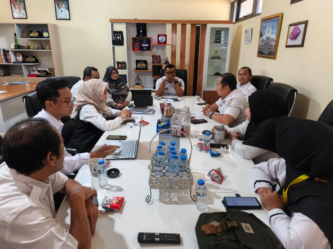 DISPORA Kota Cirebon melaksanakan Rapat membahas Hasil Monitoring dan Evalusasi Kepemudaan di Kelurahan bersama Camat se Kota Cirebon